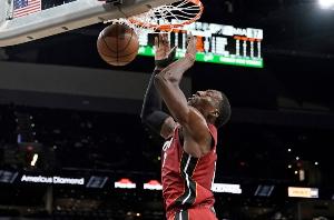 路威:当阿德巴约距离历史如此之近时当然会全力以赴 这无可厚非