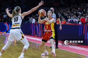 传球还不错!张曼曼4中2&三分3中1拿到7分 送出5助攻且没有失误