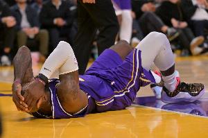 考辛斯:詹姆斯都得关节炎了 这可真是老年人才会有的毛病