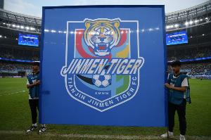 记者:远征深圳客场500名额秒光,还不算购买主队球票津门虎球迷