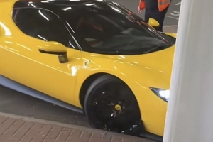 太阳报:托纳利价值30万镑的法拉利被安保人员停车时刮伤轮毂