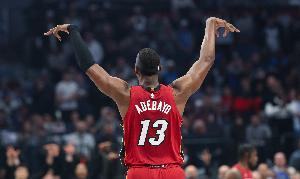 霍华德:阿德巴约今天83分?你在场上打得就像张伯伦一样