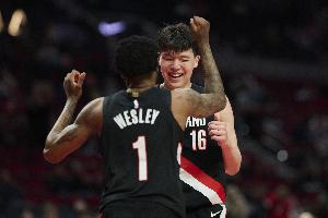 拓媒:韦斯利手舞足蹈时杨瀚森显得不知所措 我喜欢杨腼腆的样子