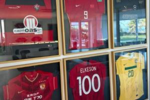 已退役近1年!36岁国足归化艾克森晒自己的国足、广州、海港球衣