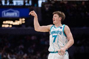 关键时刻造进攻犯规!克尼佩尔11中5拿到15分4板 三分8中4