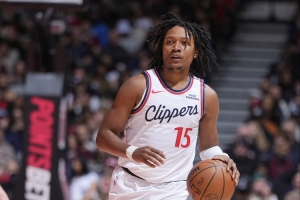 降维打击!泰泰·华盛顿对飚杨瀚森 23中15&零失误暴砍39+6+11