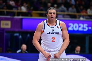 洛夫顿:李添荣打得很卖力 我需要打出团队篮球 控场需要做得更好