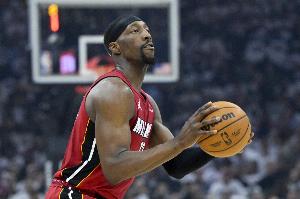 43罚!张佳玮:不是小看阿德巴约 但这场比赛最后已经变闹剧了