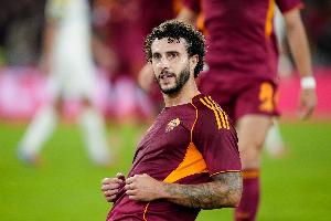 记者:埃尔莫索本周一参加罗马全队合练,苏莱开始回训练场训练