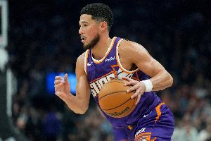 状态火热!布克半场13中8轰下20分2板3助 次节独得13分