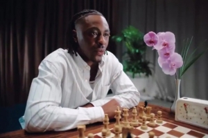 太阳报:埃泽为New Balance拍摄广告,与国际象棋冠军切磋