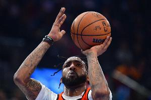 攻防俱佳!琼斯半场4中4&罚球4中4一个都不丢得12分 另有4次抢断