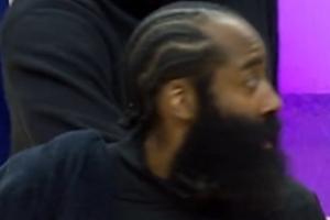 恩比德从后方主动拉住哈登示好:我知道你生气 但我还是要打招呼