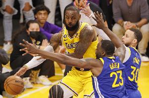 追梦:喜欢对阵詹姆斯 就像下棋一样 每个回合我俩都在见招拆招