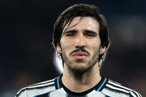 记者:曼联想买左边卫 中场目标吉马良斯、托纳利不太会同时离队