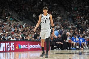 需要你抗双探花!卡特·布莱恩特半场6中3拿下8分