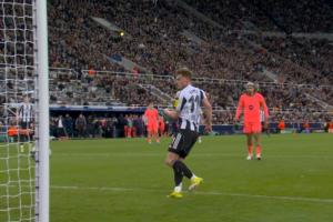 集体掉线!巴萨防线出现“真空地带”,巴恩斯包抄时身边无人盯防