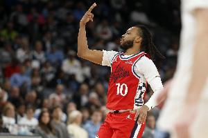 队记:明天快船迎战公牛 加兰因左脚趾伤病管理缺阵