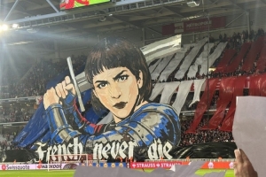 帅!里尔球迷赛前展示圣女贞德TIFO:法兰西永不死