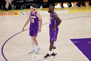 里夫斯:老詹是最聪明的球员之一 他的适应和洞悉需求力无人能及