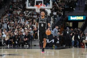 米奇:卡斯尔展示出极强的身体对抗但并非刻意 即使有失误也无妨