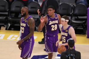 湖人vs公牛首发:八村塁 詹姆斯 艾顿 里夫斯 东契奇