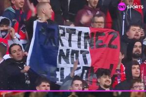 又添一笔账!里尔球迷狂嘘大马丁,拉横幅称“不欢迎”