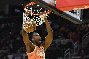 担任主攻手!莫布里半场12中10超高效砍下23分4板 首节独得16分