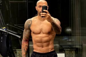 自律!48岁亨利晒与伴侣健身日常,腹肌大腿肌线条分明