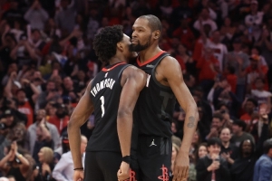 阿门:拥有KD这样的关键先生感觉真好 他今天又帮我们赢下了比赛