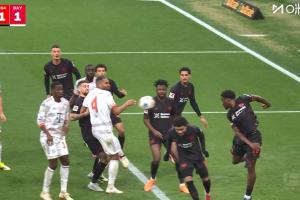 拜仁前场任意球机会,塔门前将球挡进球门,但因手球在先被吹无效