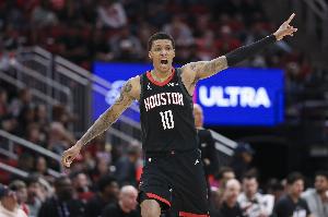 血染赛场不下火线!小贾巴里半场8投3中 拿到8分3篮板2助攻1抢断