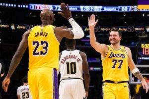 开心庆祝!湖人赢球海报:詹姆斯和东契奇击掌瞬间成为封面