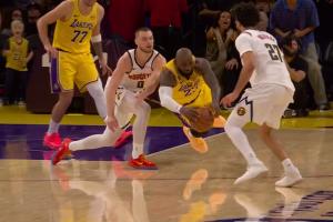 41岁詹姆斯鱼跃飞身抢地板球!记者:泥地里打滚的皇帝!!!