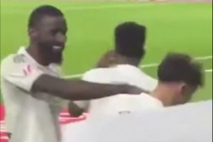 阿斯报晒视频,发现吕迪格在庆祝居莱尔进球时打了小将皮塔奇一下