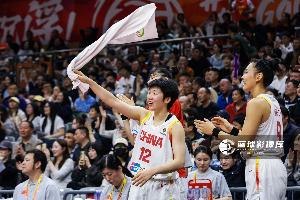 就差投篮了!陈玉婕半场4中0没有得分&拿2板2助1断 正负值+9