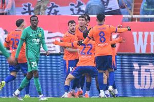 足球报:两连胜的泰山仍需提升,瓦科尚未展现应有能力+后腰单薄