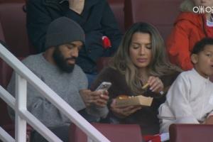 枪迷们想念吗?拉卡泽特携妻儿出现在阿森纳vs埃弗顿现场看台上