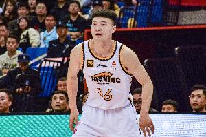 手帝外线很飘逸!鄢手骐半场三分6中3拿9分3板2断 正负值+23!