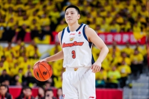 媒体人:胡明轩的身体机能不足以再打持球 球队没能力扩出来轮转