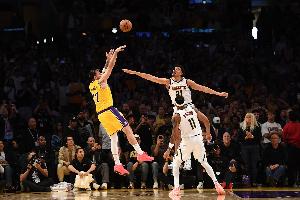 东契奇晒照庆祝绝杀!范德比尔特现身评论区打趣:你推人了