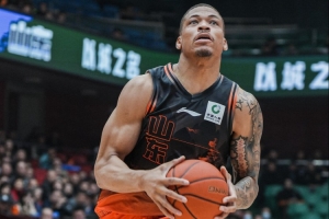 邱彪:小外援约翰逊刚来 现在也就是恢复了50% 他很努力 也在适应