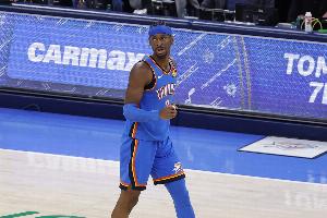 切特打趣:亚历山大故意拖到后面才拿满20分 让大家多猜猜