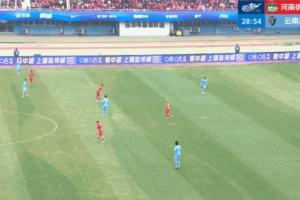 问题在哪?张宸梁失误送大礼之前,玉昆外援布尔克特意靠近传给他