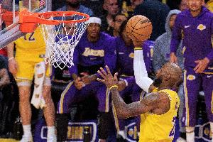 詹姆斯:我们明天有机会查漏补缺 希望下场打火箭能表现更好