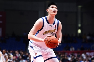 受伤离场!解说:胡金秋上赛季夺冠至今比赛连轴转 始终在奔波