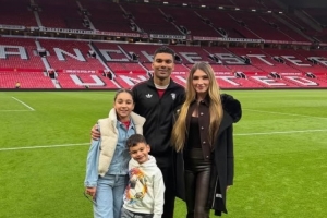 卡塞米罗晒家人在老特拉福德合影:享受每个时刻