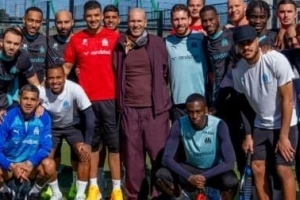 全队拜访齐达内并合影!马赛:和世界上最著名的马赛人共度下午