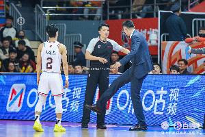 这比赛稀碎!广东新疆全场51次犯规 双方共获得74次罚球