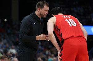 媒体人:开拓者连客背靠背首发末节在场 杨瀚森多亏不在不然吐血